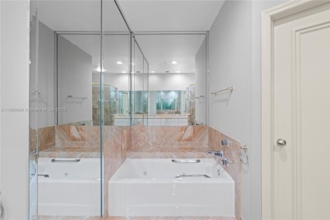 Condo in Miami, Florida, 2 bedrooms  № 1925632 - photo 29