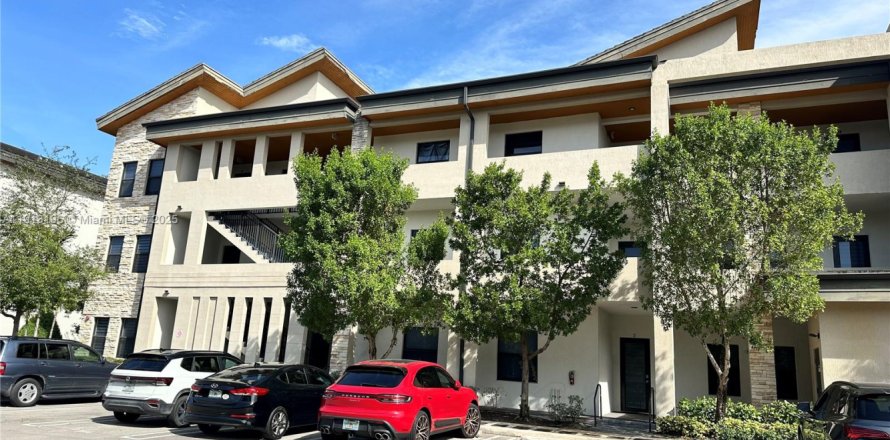 Кондоминиум с 2 спальнями в Дорал, Флорида № 1968784