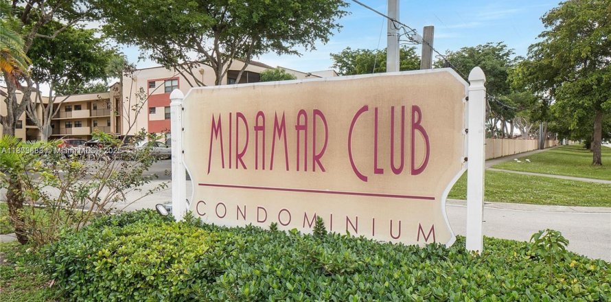 Condominio en Miramar, Florida, 2 dormitorios № 1898359