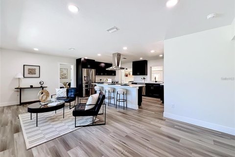 Casa en venta en Saint Petersburg, Florida, 4 dormitorios, 170.94 m2 № 2099766 - foto 3