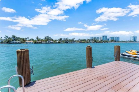 Casa en alquiler en North Bay Village, Florida, 4 dormitorios, 213.12 m2 № 2015903 - foto 6