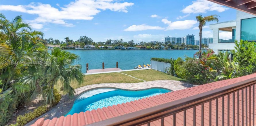 Casa en North Bay Village, Florida 4 dormitorios, 213.12 m2 № 2015903