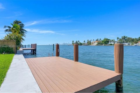 Casa en alquiler en North Bay Village, Florida, 4 dormitorios, 213.12 m2 № 2015903 - foto 9