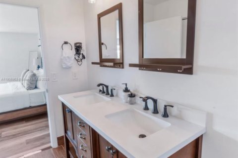 Casa en alquiler en North Bay Village, Florida, 4 dormitorios, 213.12 m2 № 2015903 - foto 29