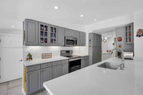House in Miami, Florida 5 bedrooms, 253.34 sq.m. № 1588474 - photo 22