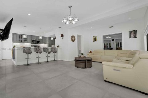 House in Miami, Florida 5 bedrooms, 253.34 sq.m. № 1588474 - photo 17