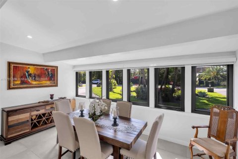 House in Miami, Florida 5 bedrooms, 253.34 sq.m. № 1588474 - photo 8