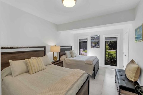 House in Miami, Florida 5 bedrooms, 253.34 sq.m. № 1588474 - photo 25