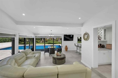 House in Miami, Florida 5 bedrooms, 253.34 sq.m. № 1588474 - photo 14