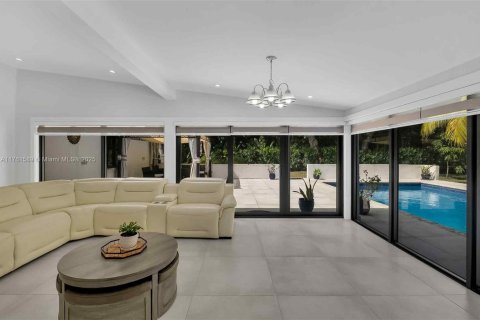 House in Miami, Florida 5 bedrooms, 253.34 sq.m. № 1588474 - photo 13