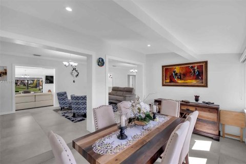 House in Miami, Florida 5 bedrooms, 253.34 sq.m. № 1588474 - photo 9