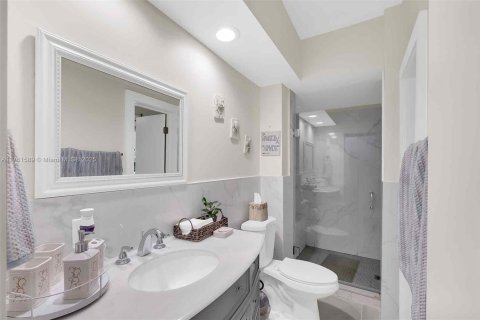 House in Miami, Florida 5 bedrooms, 253.34 sq.m. № 1588474 - photo 29