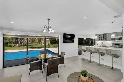 House in Miami, Florida 5 bedrooms, 253.34 sq.m. № 1588474 - photo 16