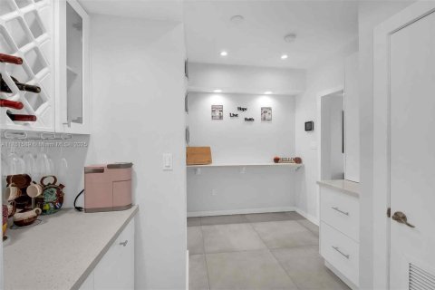House in Miami, Florida 5 bedrooms, 253.34 sq.m. № 1588474 - photo 10