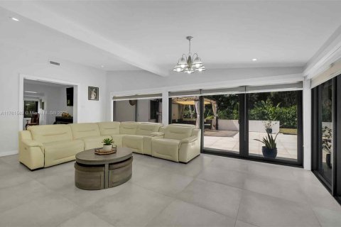 House in Miami, Florida 5 bedrooms, 253.34 sq.m. № 1588474 - photo 11