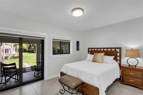 House in Miami, Florida 5 bedrooms, 253.34 sq.m. № 1588474 - photo 26