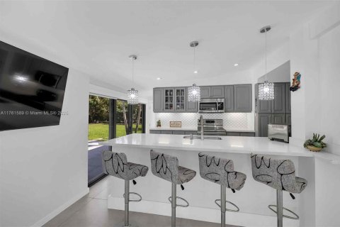 House in Miami, Florida 5 bedrooms, 253.34 sq.m. № 1588474 - photo 18