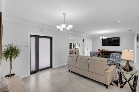 House in Miami, Florida 5 bedrooms, 253.34 sq.m. № 1588474 - photo 5