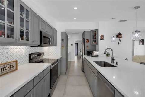 House in Miami, Florida 5 bedrooms, 253.34 sq.m. № 1588474 - photo 21