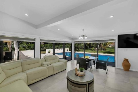 House in Miami, Florida 5 bedrooms, 253.34 sq.m. № 1588474 - photo 15