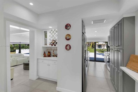 House in Miami, Florida 5 bedrooms, 253.34 sq.m. № 1588474 - photo 24