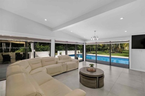 House in Miami, Florida 5 bedrooms, 253.34 sq.m. № 1588474 - photo 12