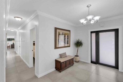 House in Miami, Florida 5 bedrooms, 253.34 sq.m. № 1588474 - photo 4