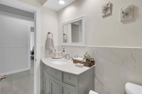 House in Miami, Florida 5 bedrooms, 253.34 sq.m. № 1588474 - photo 28