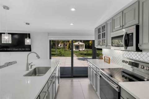 House in Miami, Florida 5 bedrooms, 253.34 sq.m. № 1588474 - photo 20