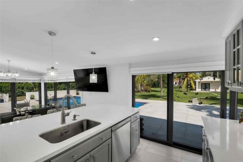 House in Miami, Florida 5 bedrooms, 253.34 sq.m. № 1588474 - photo 19
