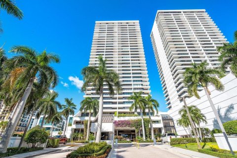 Condo in West Palm Beach, Florida, 4 bedrooms  № 170012 - photo 1