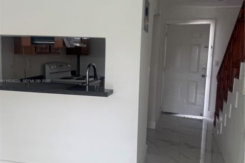 Apartamento en alquiler en Hialeah, Florida, 2 dormitorios, 6130.25 m2 № 1992955 - foto 4