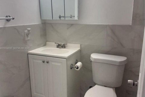 Apartamento en alquiler en Hialeah, Florida, 2 dormitorios, 6130.25 m2 № 1992955 - foto 7