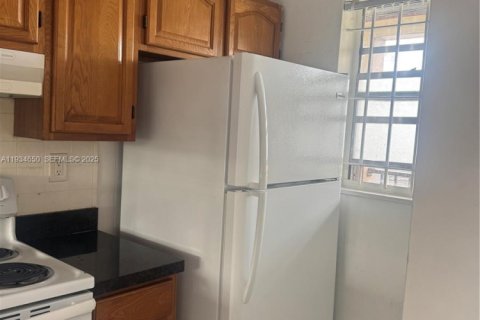 Apartamento en alquiler en Hialeah, Florida, 2 dormitorios, 6130.25 m2 № 1992955 - foto 3