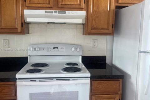 Apartamento en alquiler en Hialeah, Florida, 2 dormitorios, 6130.25 m2 № 1992955 - foto 6