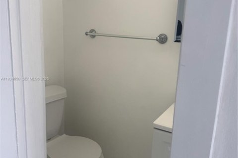 Apartamento en alquiler en Hialeah, Florida, 2 dormitorios, 6130.25 m2 № 1992955 - foto 8