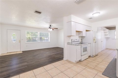 House in Beverly Hills, Florida 3 bedrooms, 112.6 sq.m. № 2205659 - photo 2