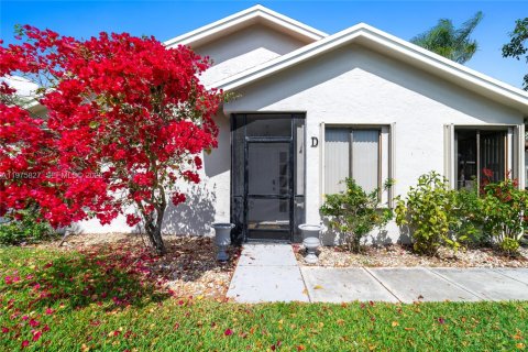 House in Delray Beach, Florida 2 bedrooms, 151.52 sq.m. № 2042444