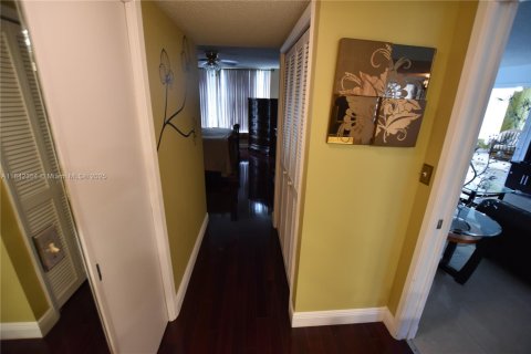 Condo in Pompano Beach, Florida, 3 bedrooms  № 2035216 - photo 17