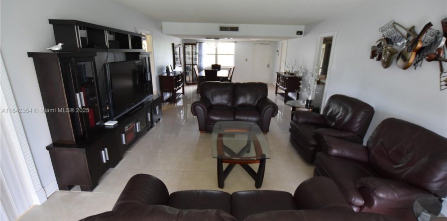 Condo in Pompano Beach, Florida, 3 bedrooms  № 2035216