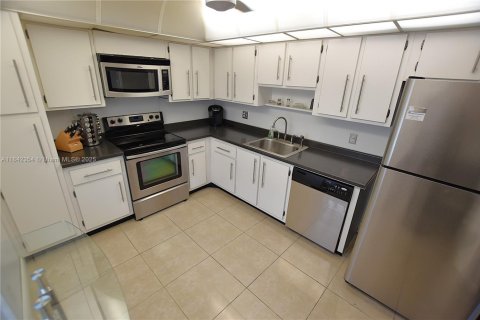 Condo in Pompano Beach, Florida, 3 bedrooms  № 2035216 - photo 24