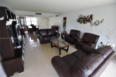 Condo in Pompano Beach, Florida, 3 bedrooms  № 2035216 - photo 4