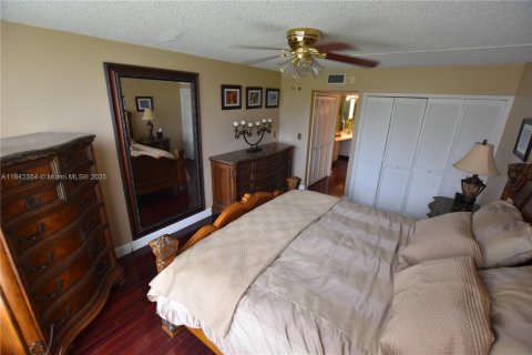 Condo in Pompano Beach, Florida, 3 bedrooms  № 2035216 - photo 9