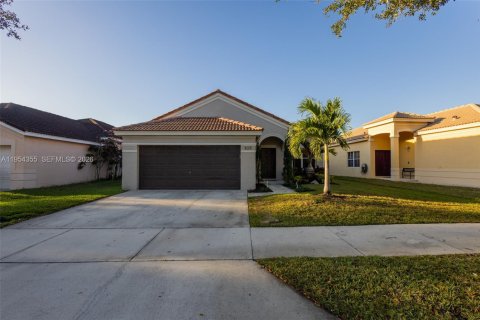 Villa ou maison à vendre à Weston, Floride: 3 chambres, 141.4 m2 № 2009118 - photo 4