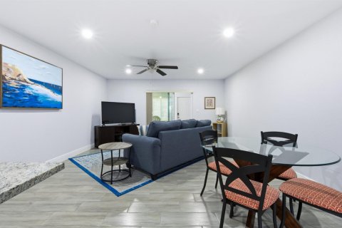 Condo in Lake Worth, Florida, 2 bedrooms  № 2147053 - photo 9