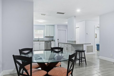 Condo in Lake Worth, Florida, 2 bedrooms  № 2147053 - photo 5