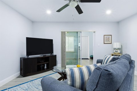 Condo in Lake Worth, Florida, 2 bedrooms  № 2147053 - photo 10