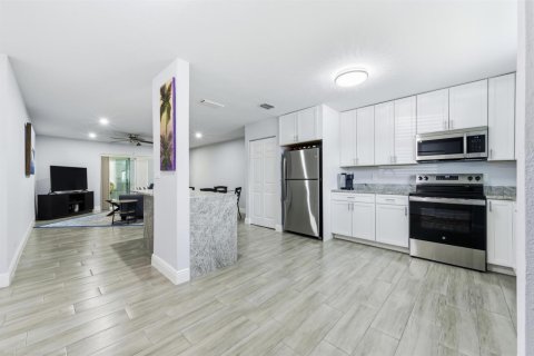 Condo in Lake Worth, Florida, 2 bedrooms  № 2147053 - photo 2