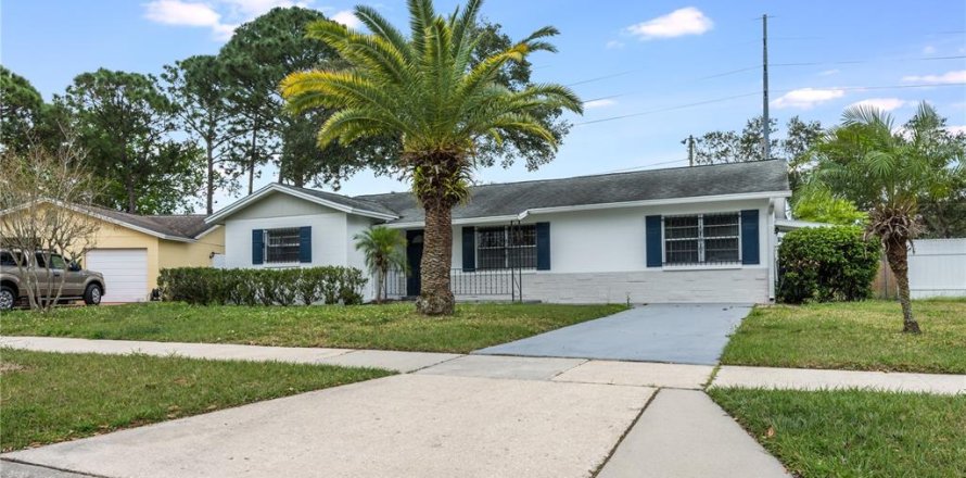House in Altamonte Springs, Florida 4 bedrooms, 141.21 sq.m. № 1545520