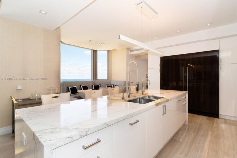 Condominio en venta en Sunny Isles Beach, Florida, 4 dormitorios, 428.19 m2 № 1982483 - foto 18